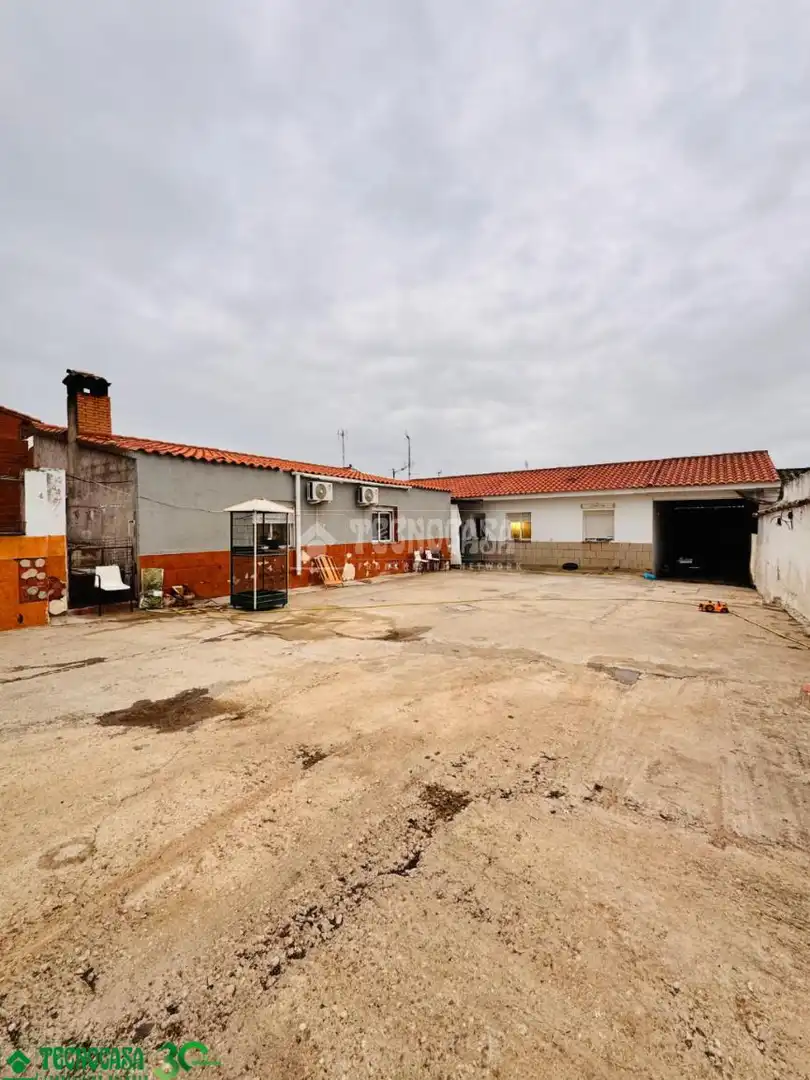 Vista exterior de Casa adosada en venda en Burujón amb Calefacció