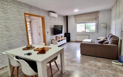 Sala d'estar de Casa o xalet en venda en La Bisbal del Penedès amb Aire condicionat, Calefacció i Jardí privat