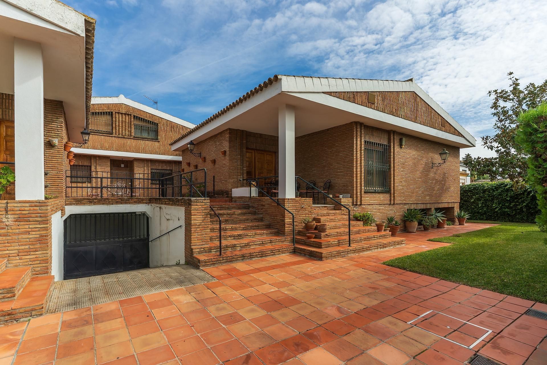 Vista exterior de Casa o xalet en venda en  Sevilla Capital amb Aire condicionat, Calefacció i Jardí privat