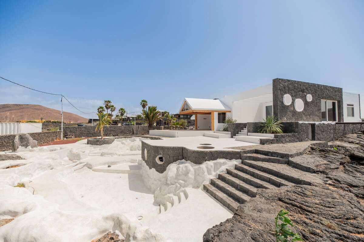 Vista exterior de Casa o xalet en venda en Teguise amb Piscina, Jacuzzi i Sauna