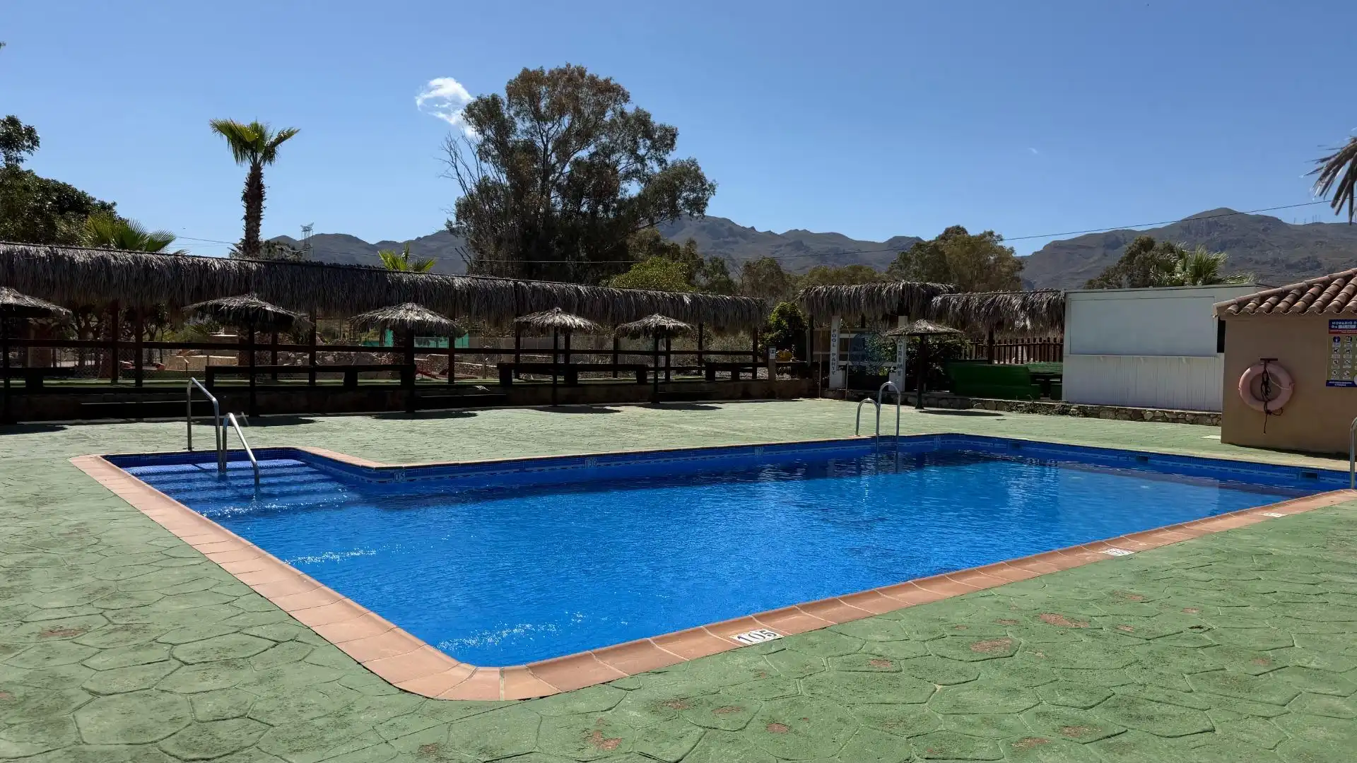 Schwimmbecken von Gebäude zum Verkauf in Turre