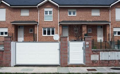 Exterior view of Single-family semi-detached for sale in Polanco  with Heating and Private garden