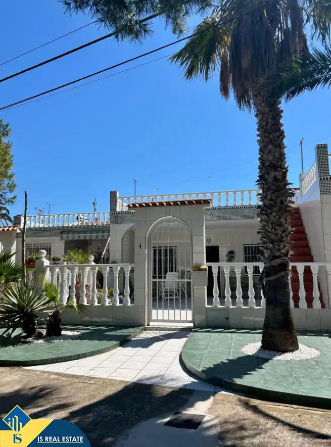 Vista exterior de Casa adosada en venta en Torrevieja con Calefacción, Jardín privado y Terraza