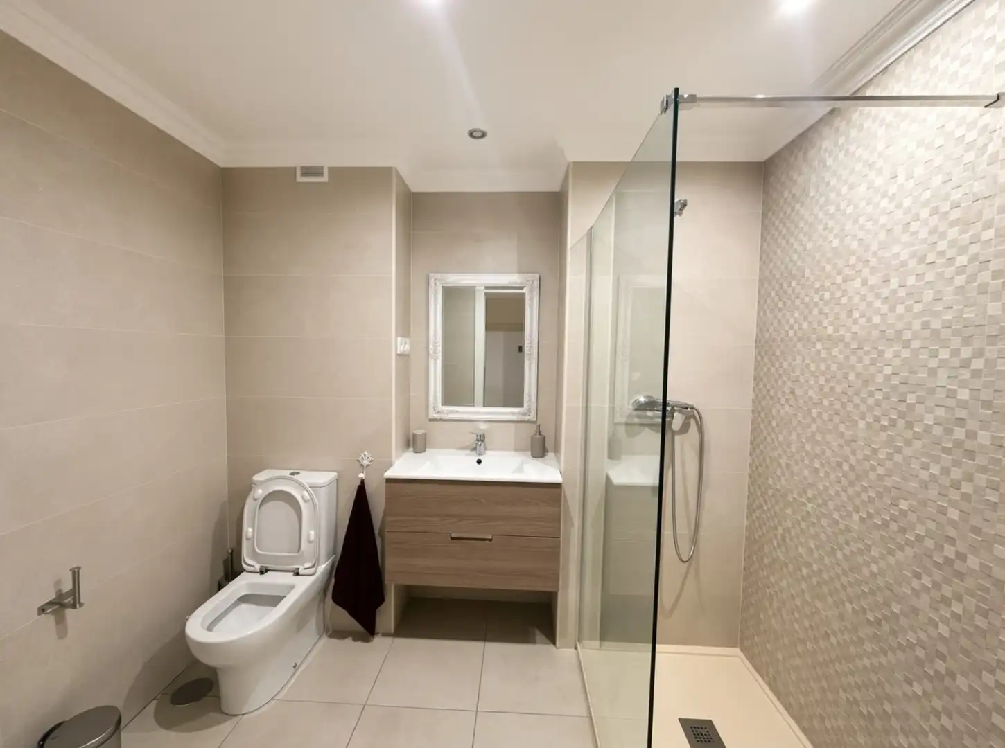 Bany de Apartament en venda en Marbella amb Aire condicionat, Terrassa i Piscina