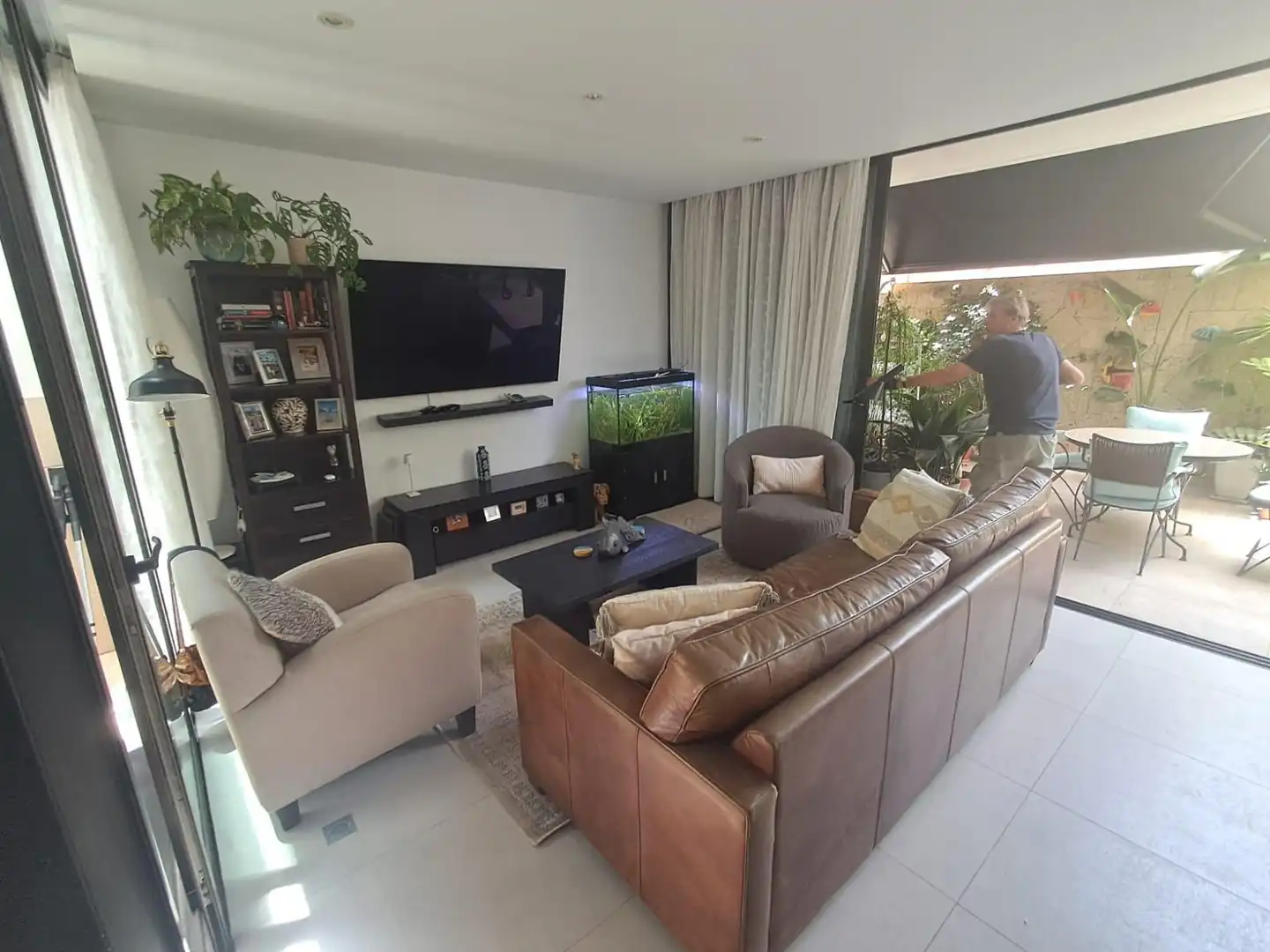 Sala d'estar de Casa adosada en venda en Granadilla de Abona amb Jardí privat, Terrassa i Moblat