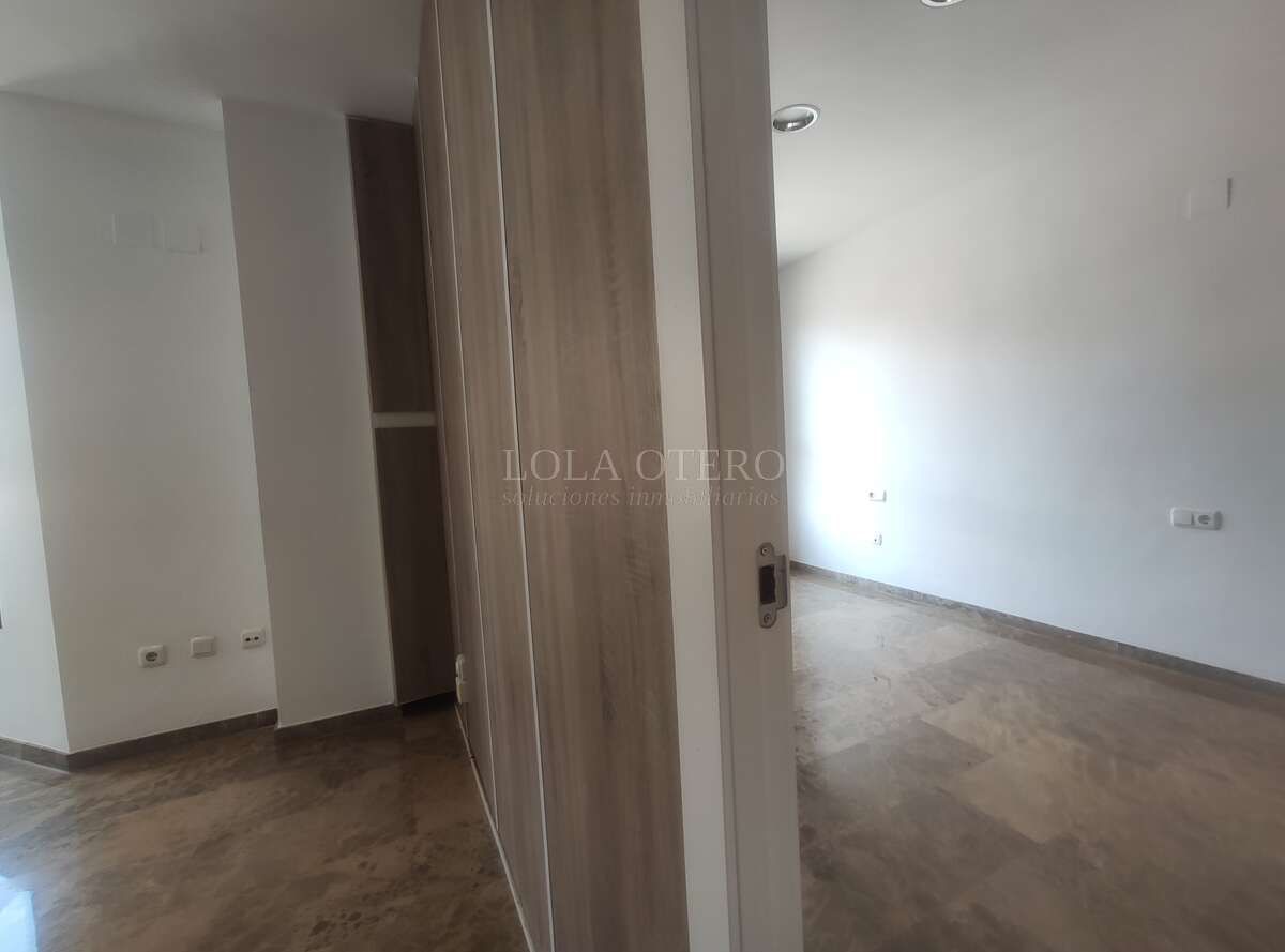 Study to rent in  Valencia Capital  with Air Conditioner and Heating