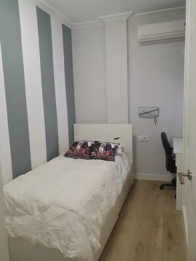 Dormitori de Pis de lloguer en Dos Hermanas amb Aire condicionat, Terrassa i Moblat