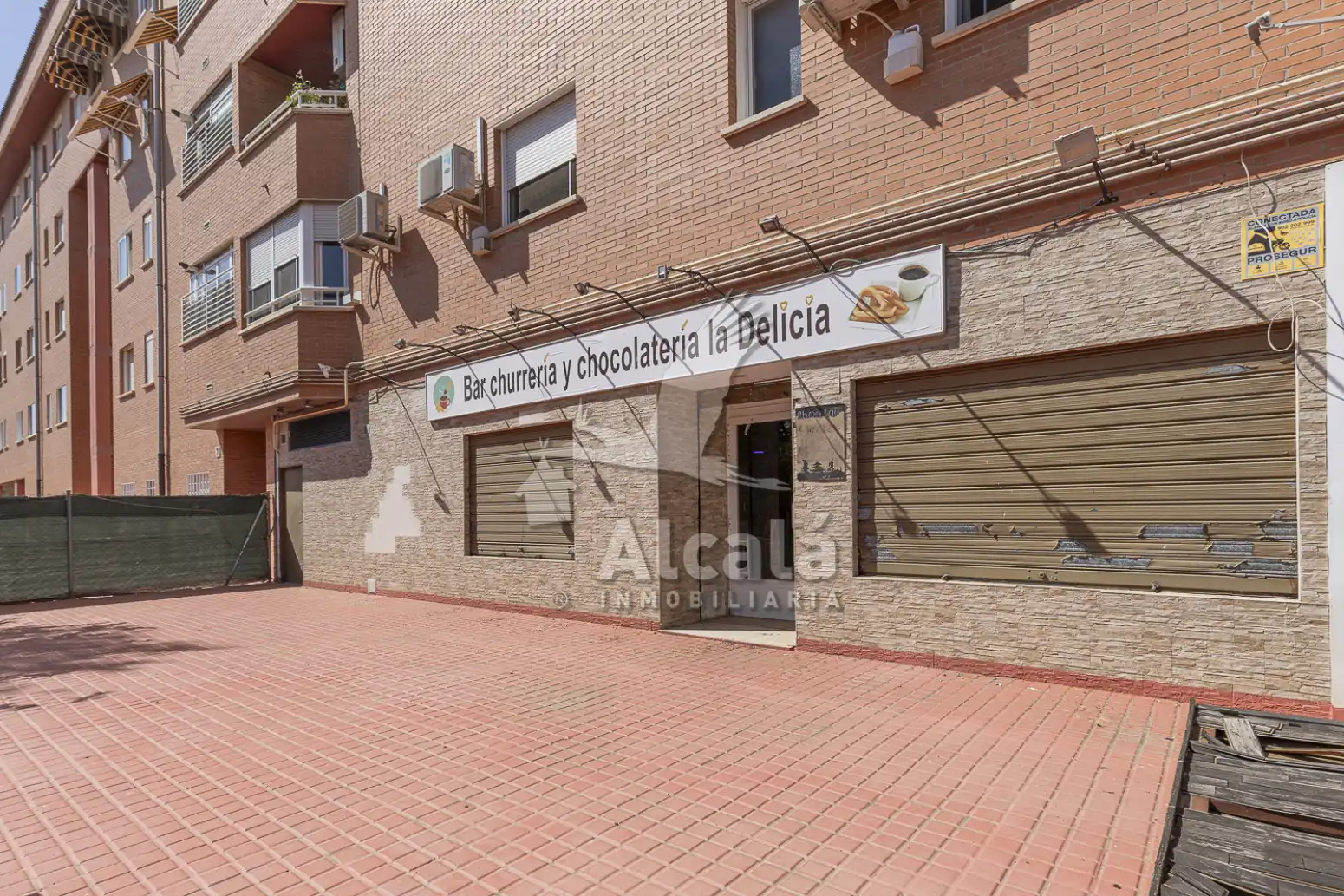 Vista exterior de Local en venta en Alcalá de Henares
