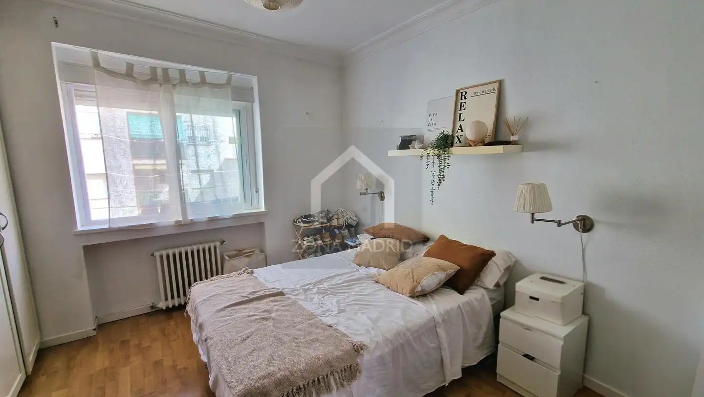 Bedroom of Flat for sale in Madrid  with Furnished