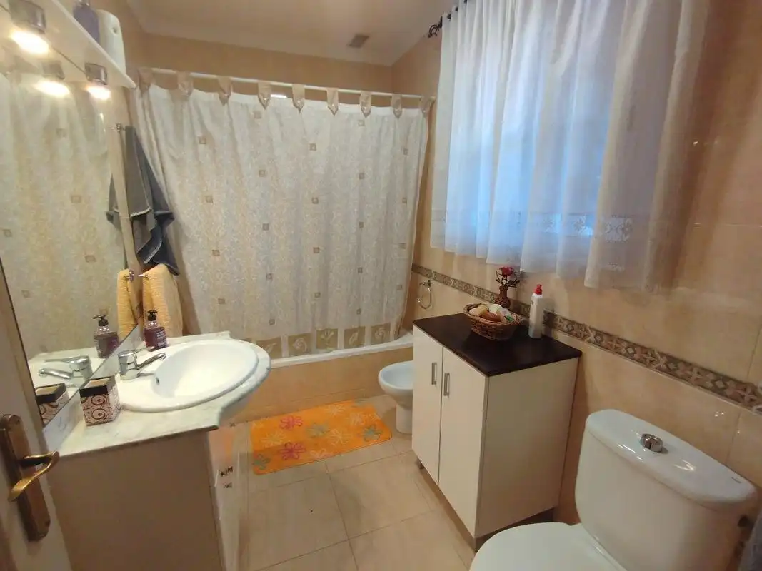 Badezimmer von Haus oder Chalet zum Verkauf in Gelsa mit Heizung, Privatgarten und Terrasse