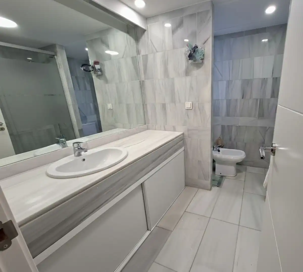 Baño de Apartamento en venta en Marbella con Aire acondicionado, Jardín privado y Alarma
