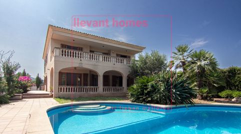 Chalet con piscina en zona residencial
