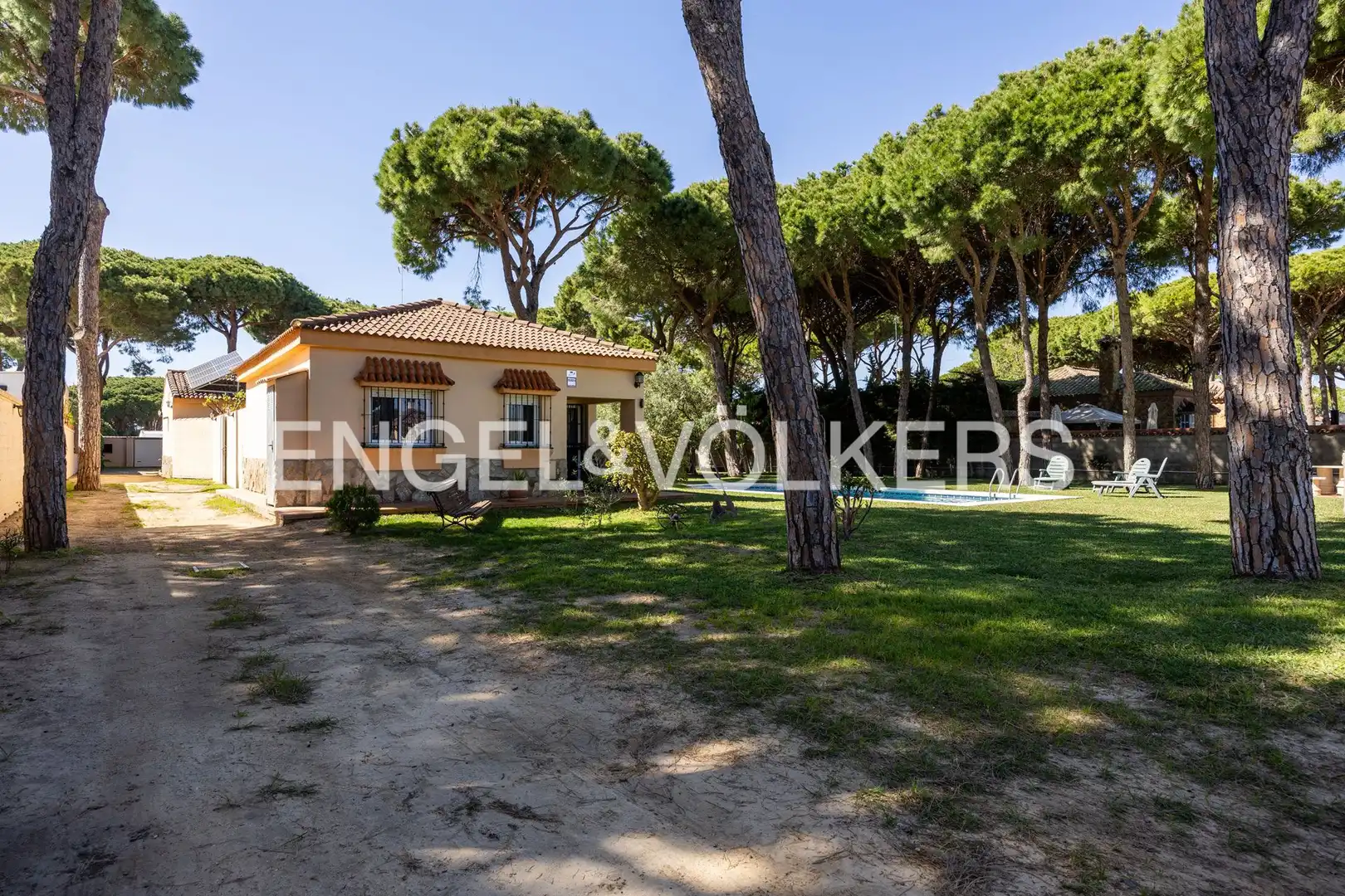 Vista exterior de Casa o xalet en venda en Chiclana de la Frontera amb Calefacció, Jardí privat i Terrassa
