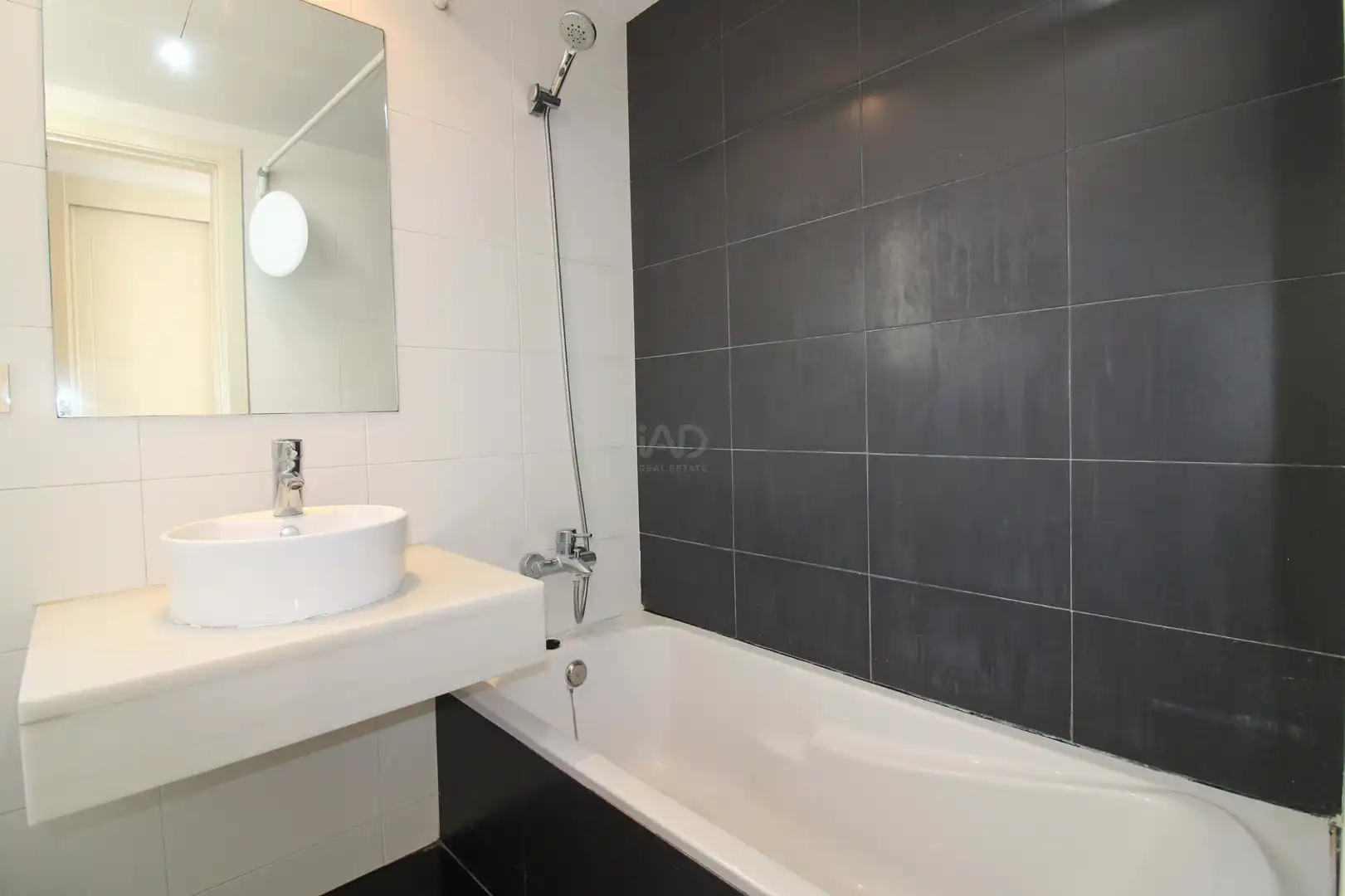 Bathroom of Flat for sale in Estepona  with Air Conditioner, Heating and Terrace