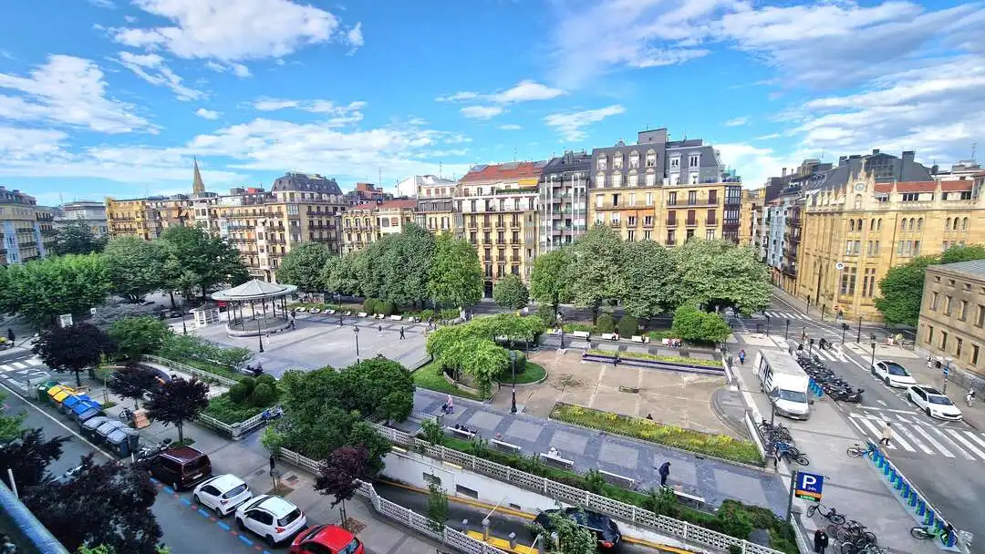 Außenansicht von Wohnung zum Verkauf in Donostia - San Sebastián  mit Heizung, Abstellraum und Balkon