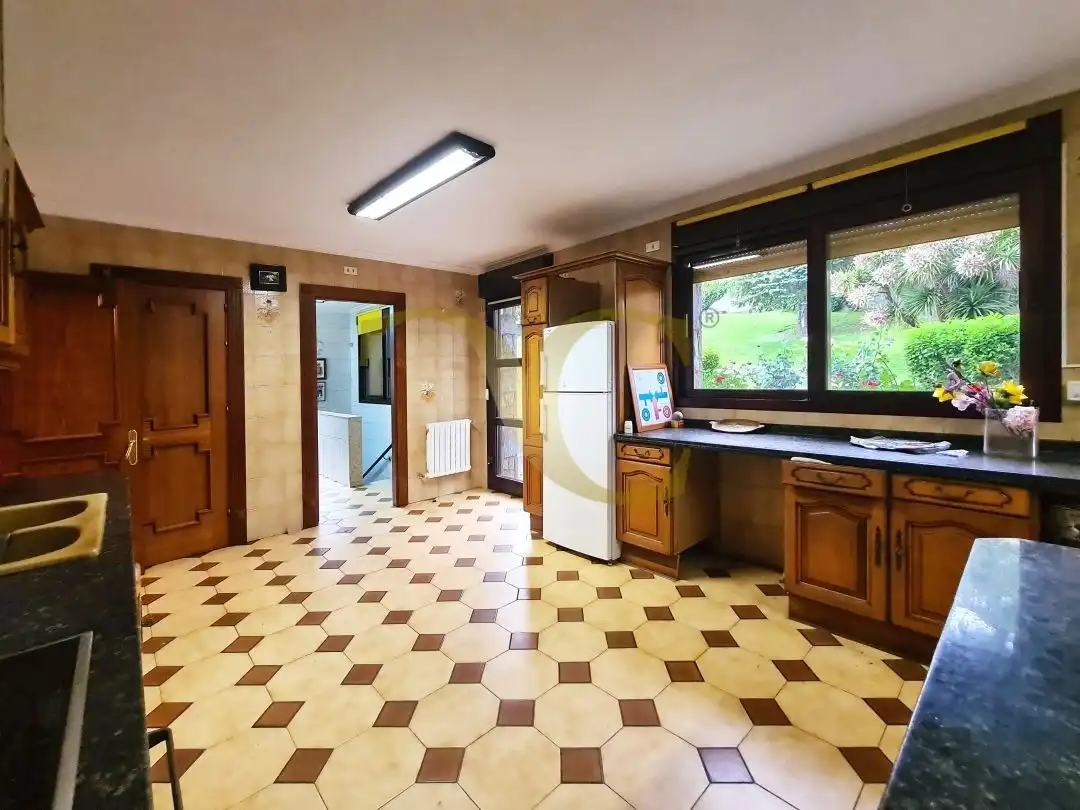 Cuina de Casa o xalet en venda en Oviedo  amb Calefacció, Jardí privat i Terrassa