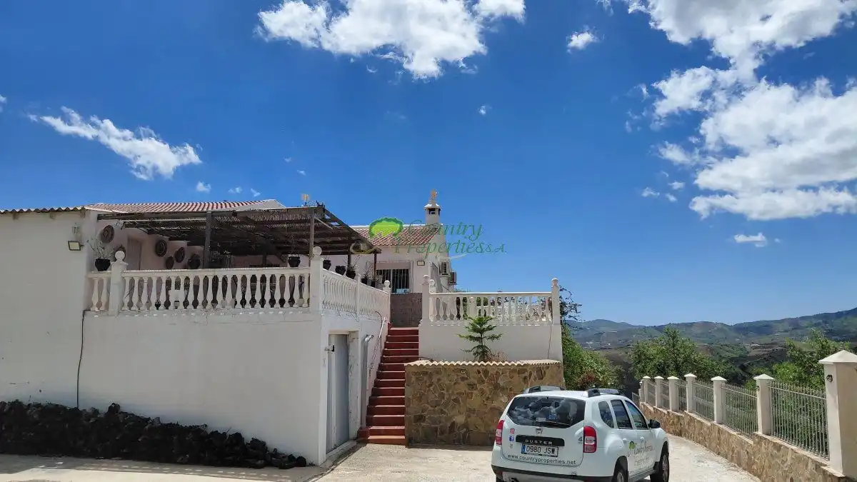 Vista exterior de Finca rústica en venda en Vélez-Málaga amb Aire condicionat, Terrassa i Traster
