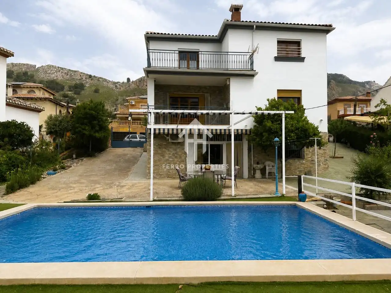 Vista exterior de Casa o xalet en venda en Loja amb Aire condicionat, Jardí privat i Terrassa