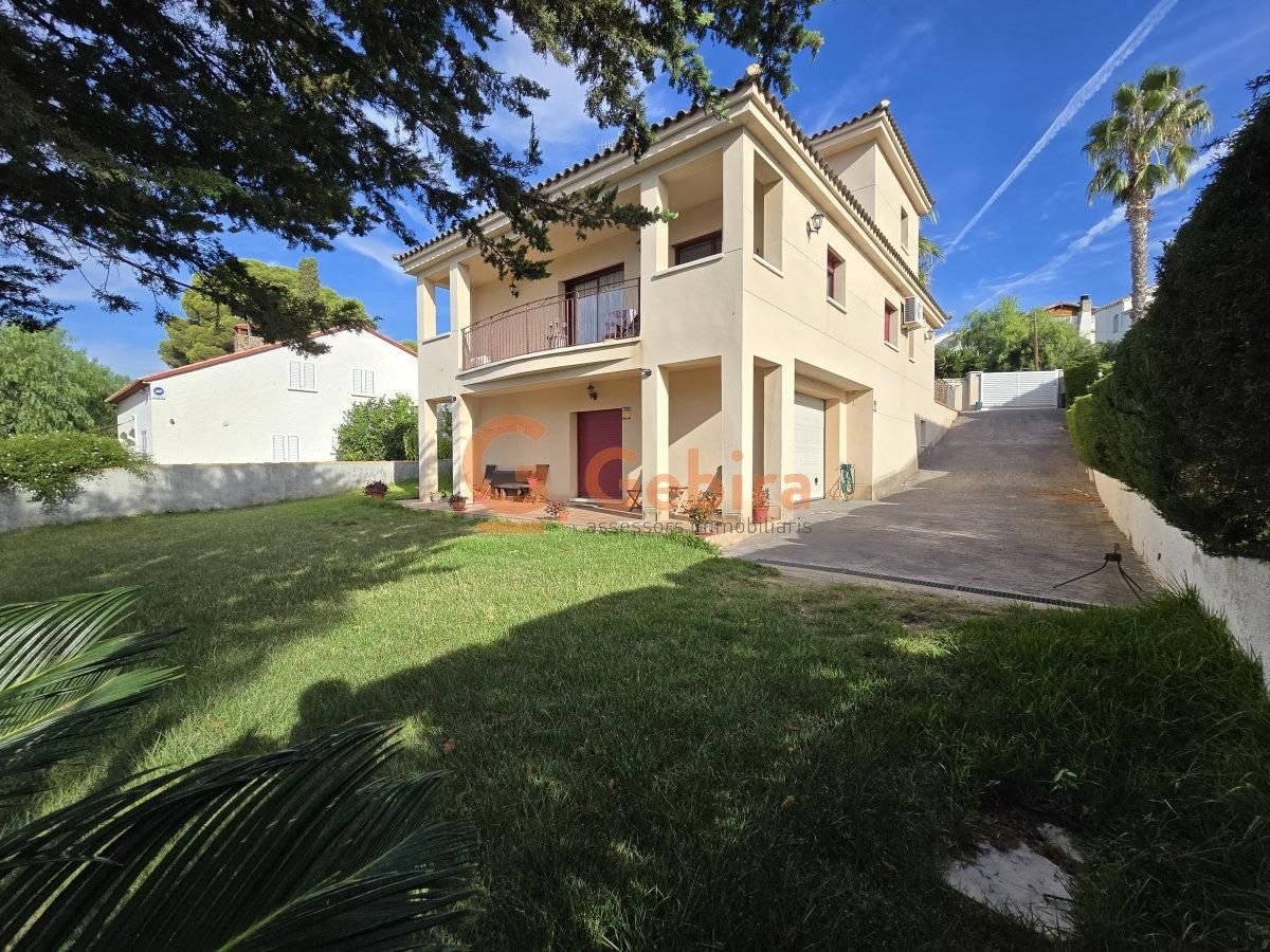 Vista exterior de Casa o xalet en venda en Cunit amb Calefacció, Jardí privat i Terrassa