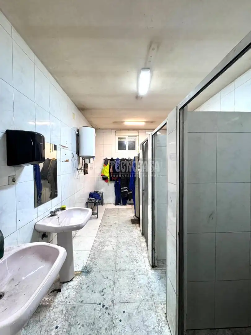 Bany de Local en venda en Almoguera amb Aire condicionat, Calefacció i Alarma