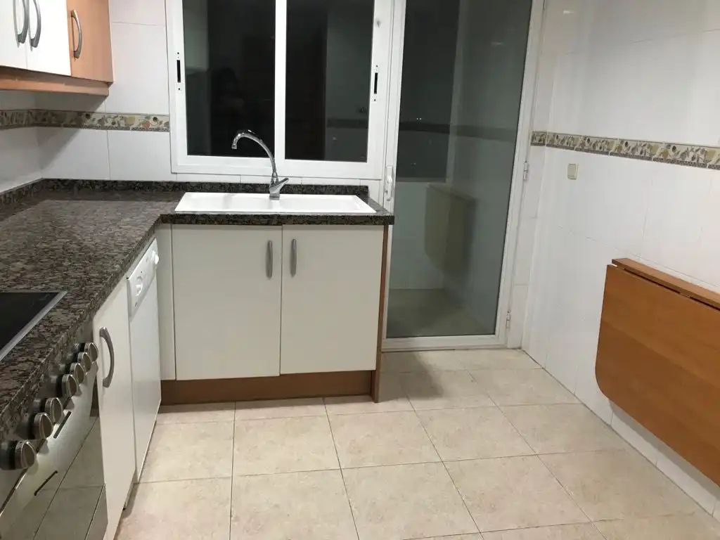 Cuina de Pis de lloguer en Valencia amb Aire condicionat, Calefacció i Moblat