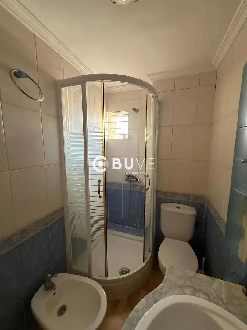 Bathroom of Flat for sale in Sevilla  with Air Conditioner and Storage room