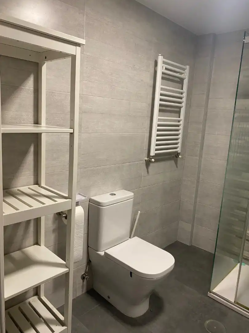 Baño de Piso de alquiler en Móstoles con Calefacción, Jardín privado y Terraza