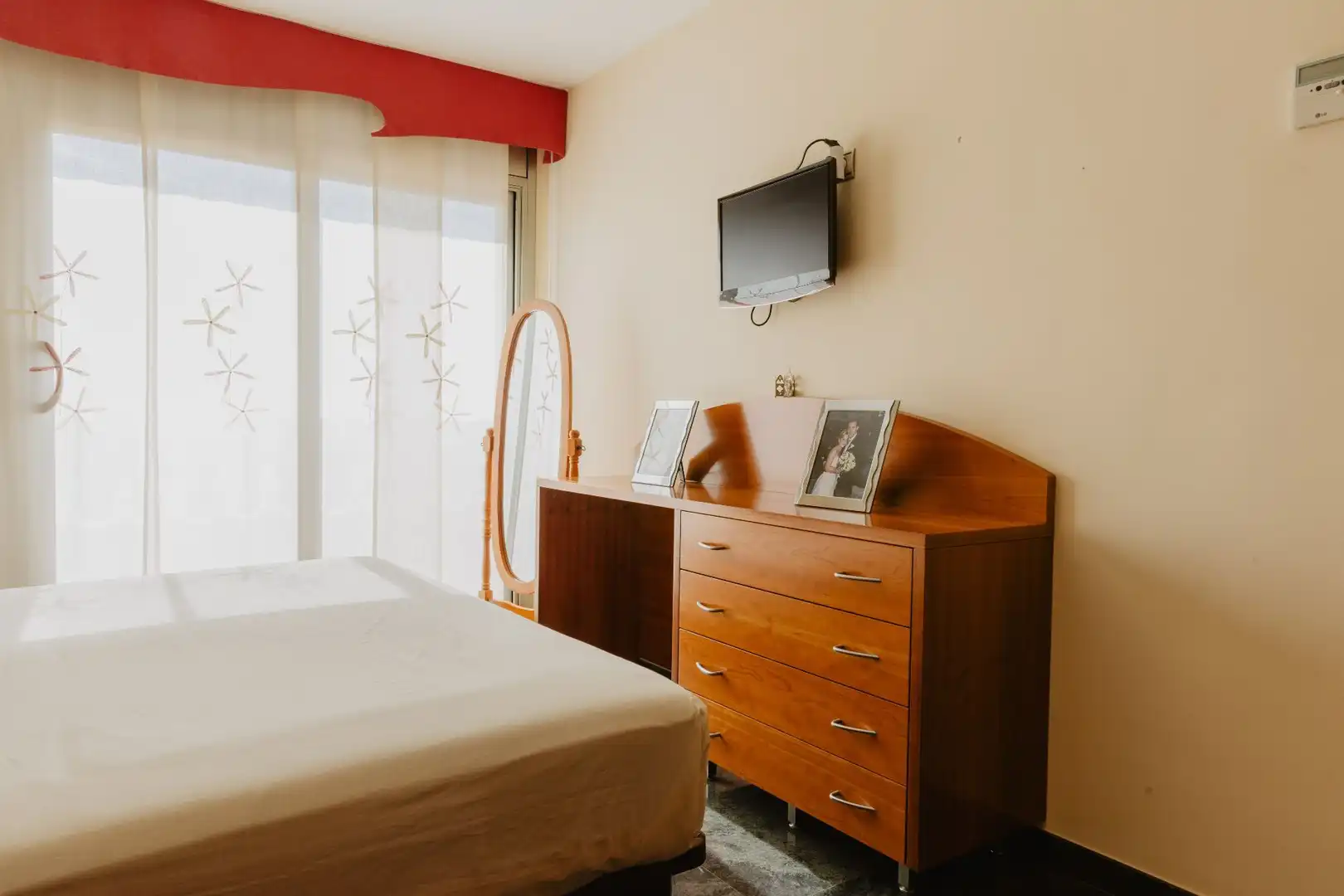 Bedroom of Houses for sale in Santa Coloma de Gramenet  with Air Conditioner, Heating and Private garden
