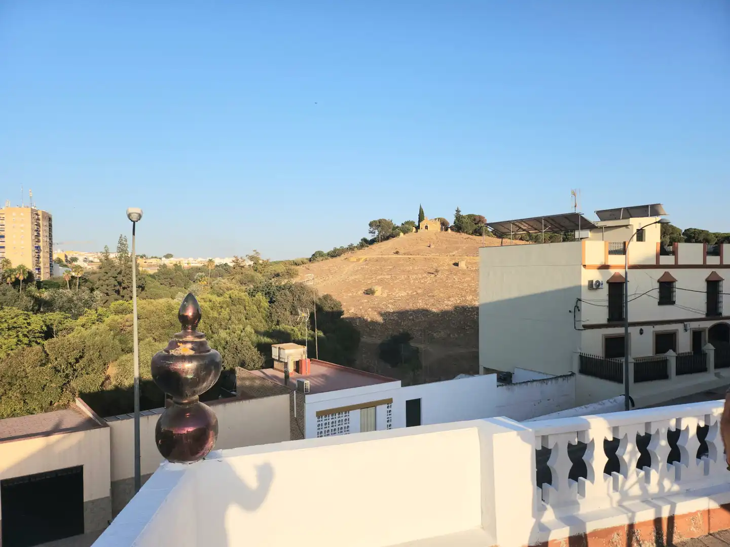 Außenansicht von Haus oder Chalet zum Verkauf in Alcalá de Guadaira mit Privatgarten, Terrasse und Abstellraum