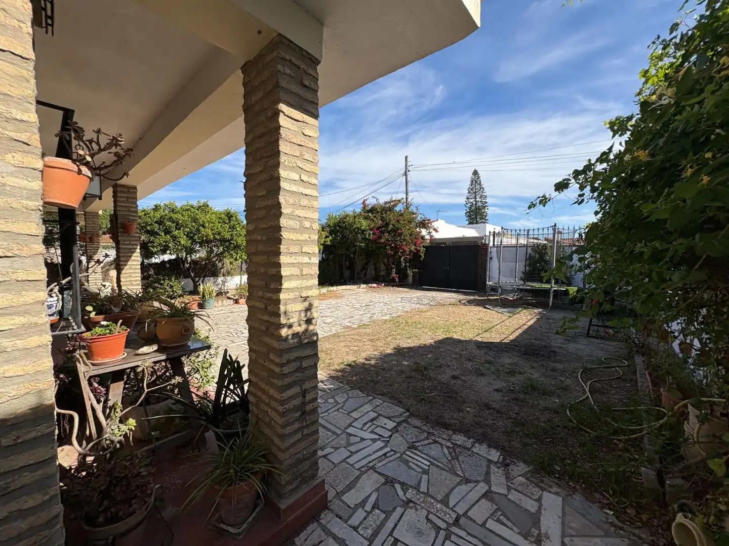 Vista exterior de Casa o xalet en venda en El Puerto de Santa María amb Jardí privat, Traster i Piscina