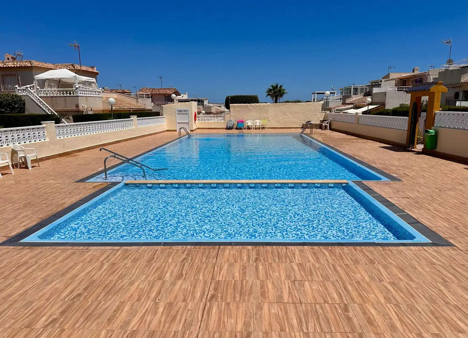 Piscina de Casa adosada en venda en Torrevieja amb Aire condicionat, Calefacció i Jardí privat