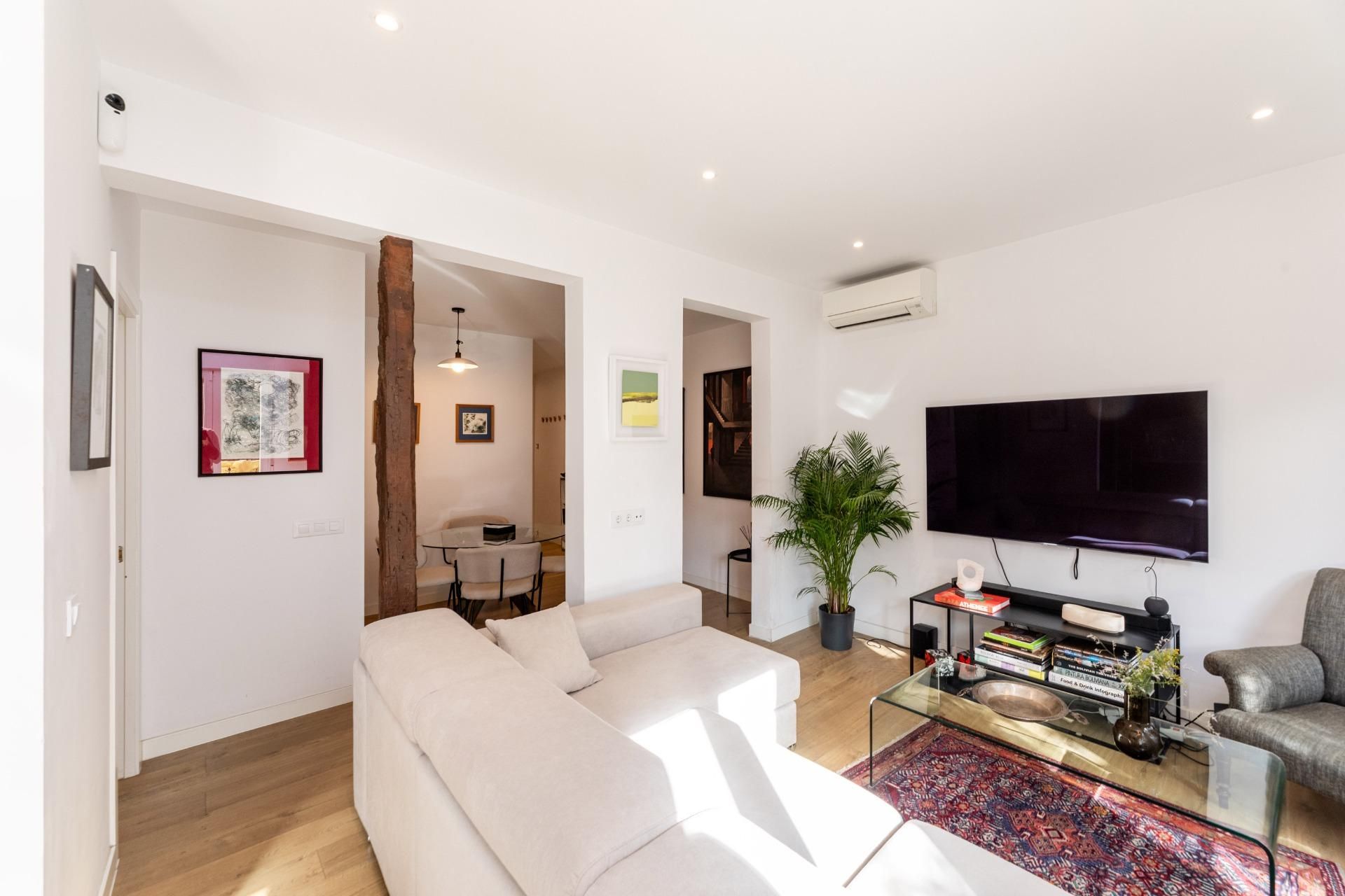 Living room of Flat to rent in  Madrid Capital  with Air Conditioner, Heating and Balcony