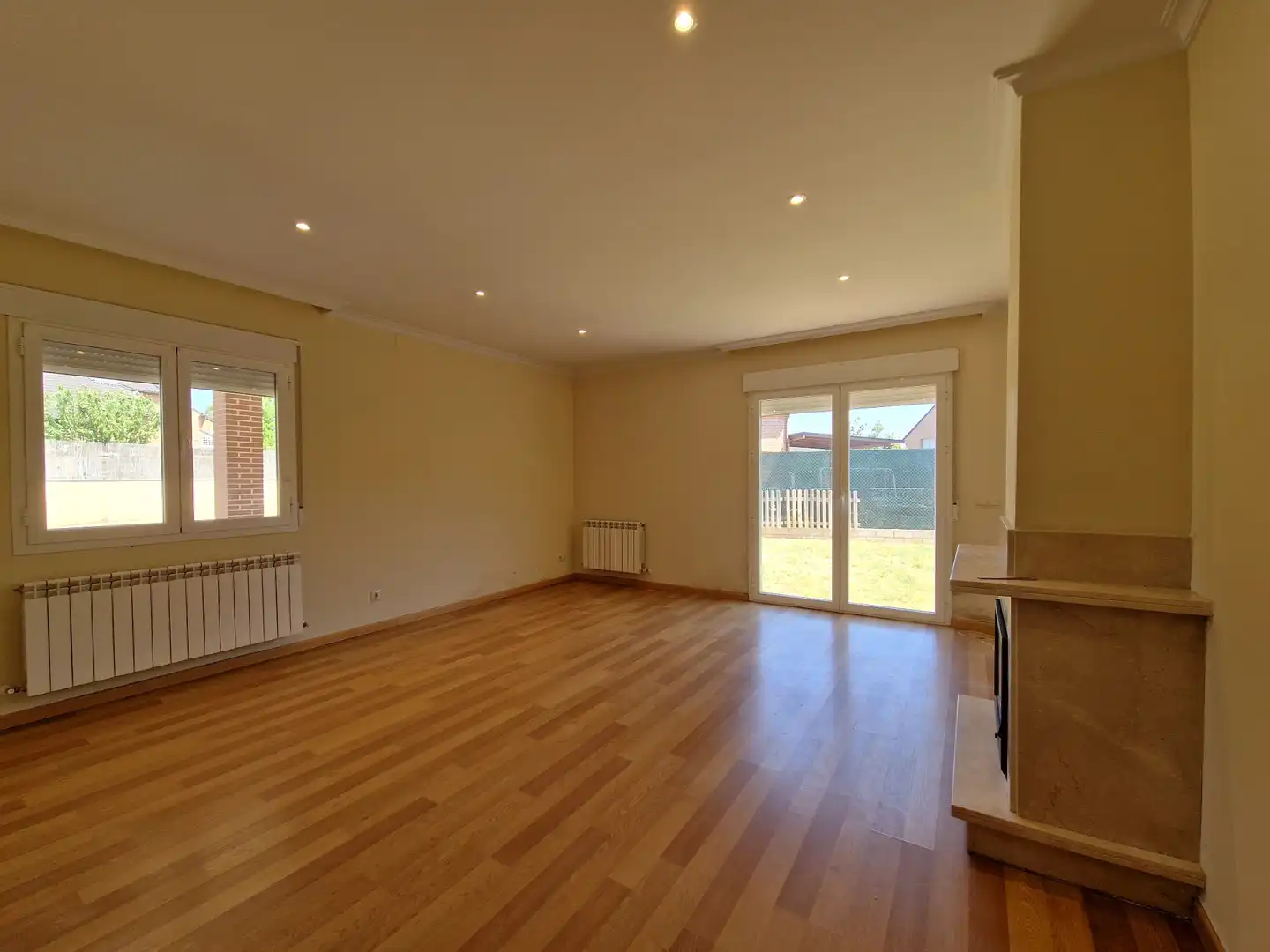 Sala d'estar de Casa adosada de lloguer en Olías del Rey amb Calefacció, Jardí privat i Traster
