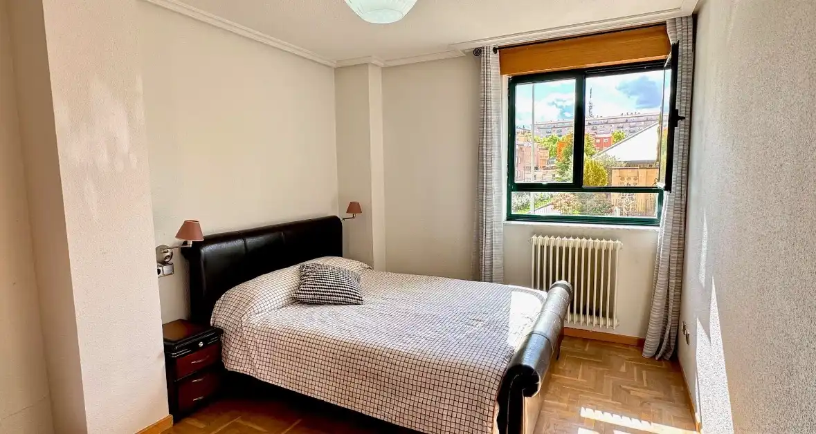 Bedroom of Flat for rent in Salamanca  with Heating, Parquet flooring and Furnished