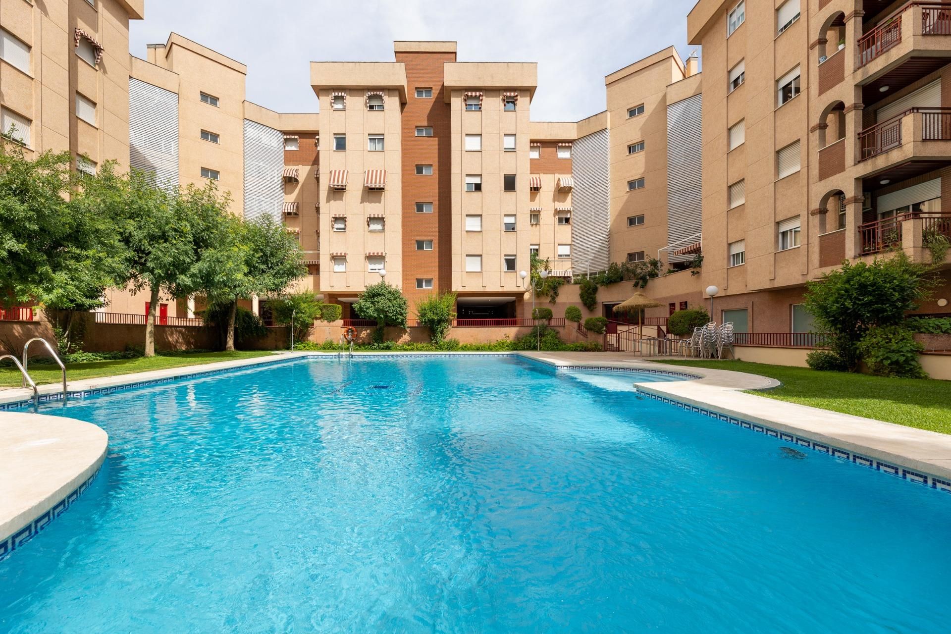 Piscina de Pis en venda en  Granada Capital amb Calefacció, Jardí privat i Parquet