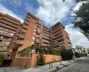 Vista exterior de Pis en venda en  Madrid Capital amb Terrassa i Piscina comunitària