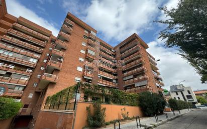 Vista exterior de Pis en venda en  Madrid Capital amb Terrassa i Piscina comunitària