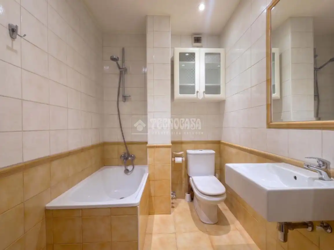 Bany de Pis en venda en Madrid amb Calefacció i Terrassa