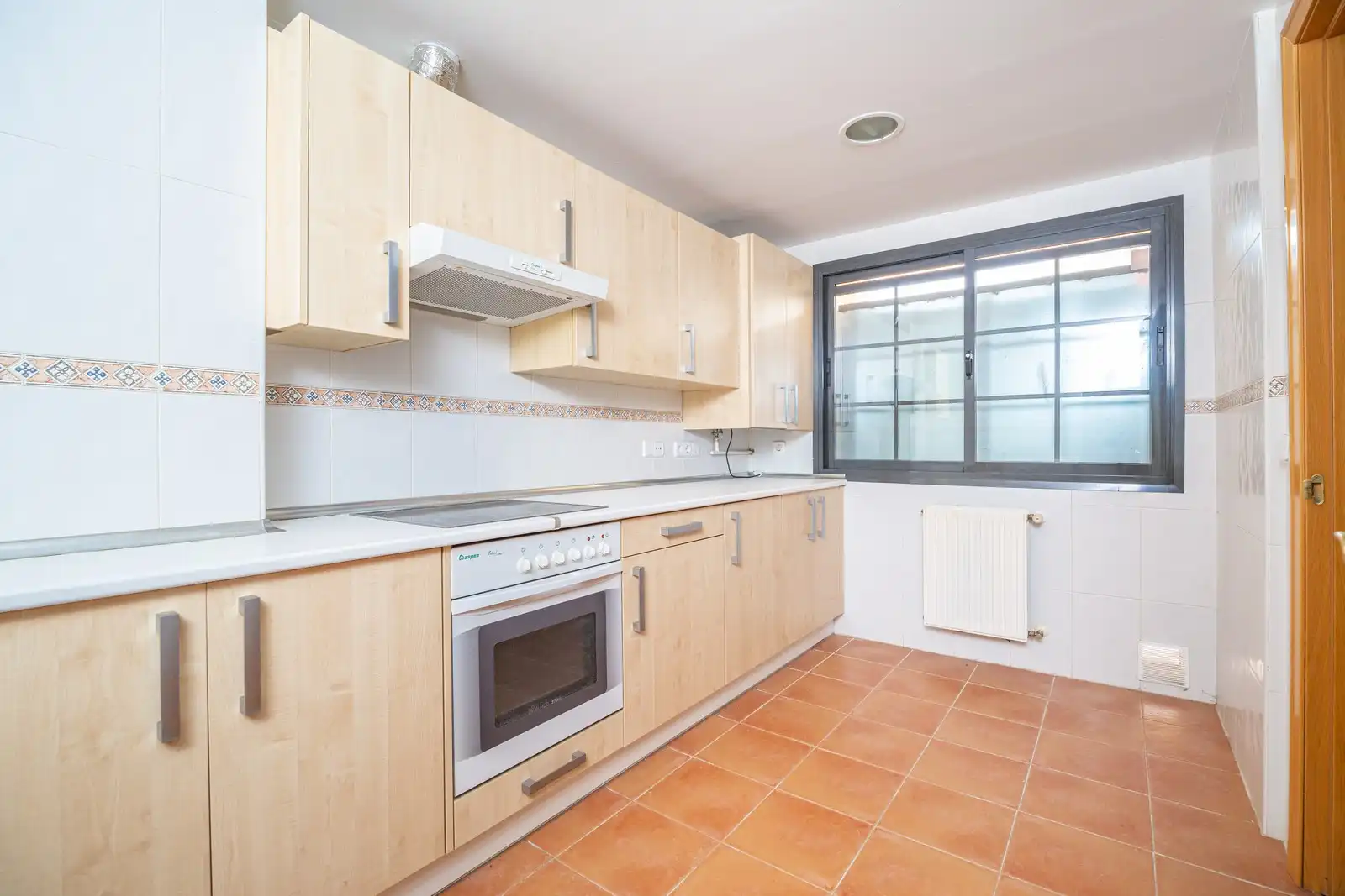 Kitchen of Flat for sale in Aranjuez  with Air Conditioner, Terrace and Storage room