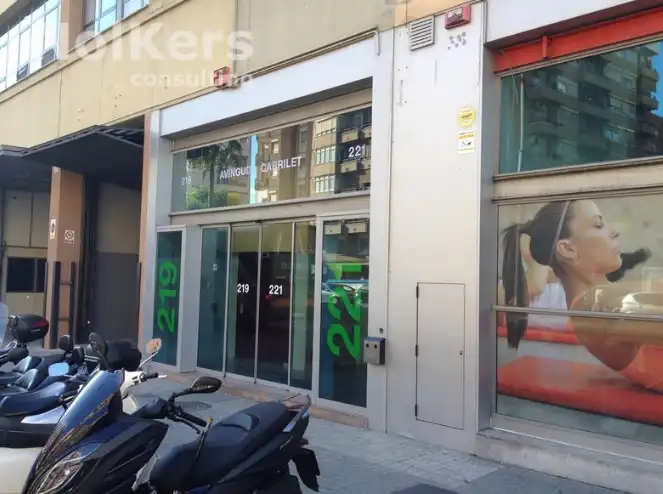 Vista exterior de Nave industrial de alquiler en L'Hospitalet de Llobregat con Calefacción y Alarma