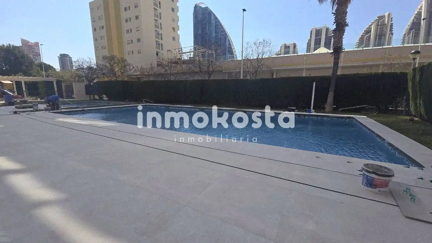 Piscina de Piso en venta en Benidorm con Aire acondicionado, Terraza y Trastero