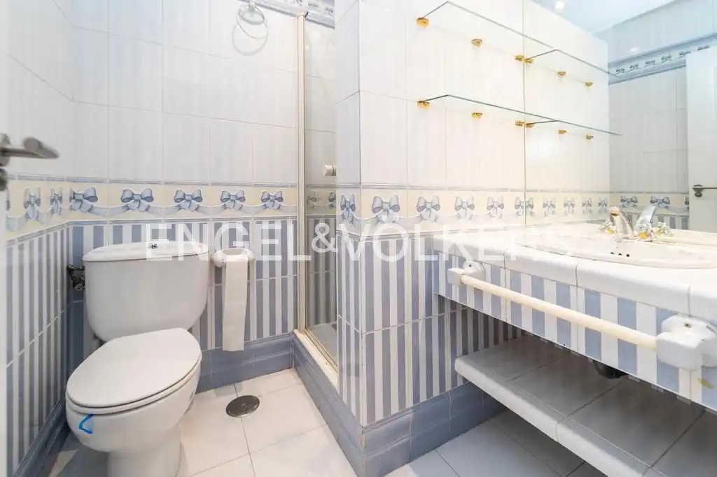 Badezimmer von Wohnung zur Miete in Madrid mit Klimaanlage, Heizung und Parkett
