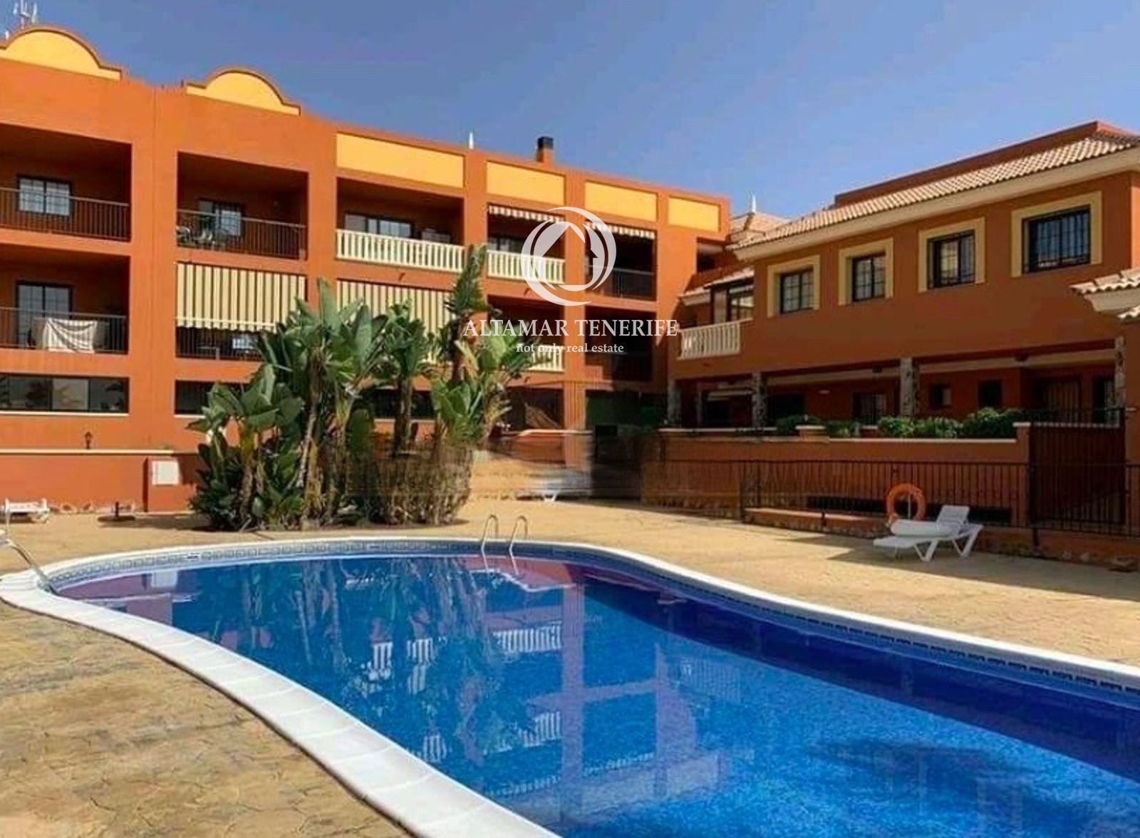 Vista exterior de Apartament de lloguer en Adeje amb Aire condicionat, Terrassa i Piscina