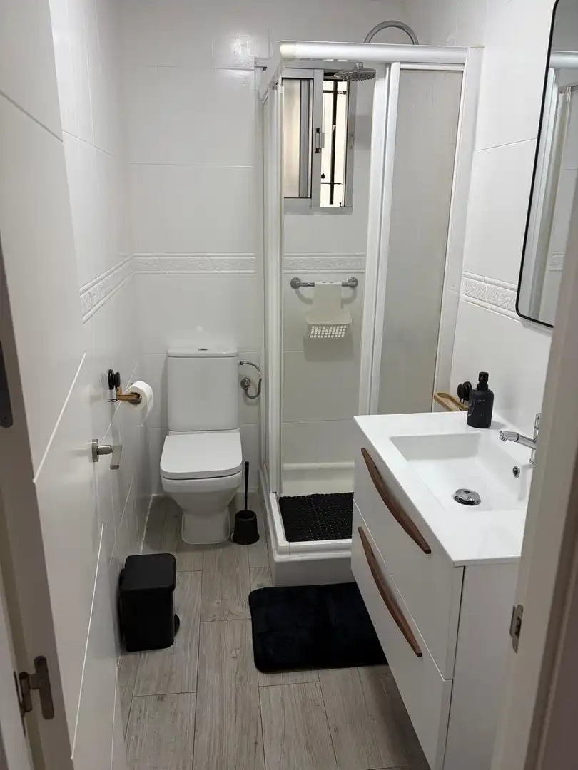 Badezimmer von Wohnung zur Miete in Cádiz mit Klimaanlage und Möbliert