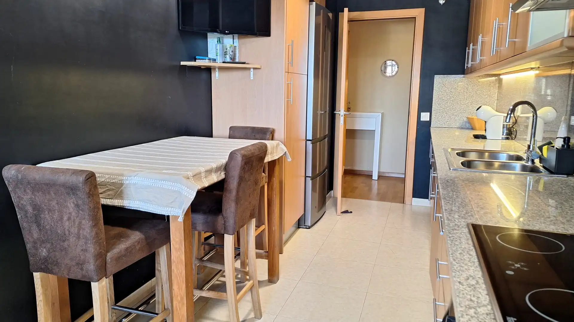 Küche von Wohnung zum Verkauf in Salt mit Klimaanlage, Heizung und Terrasse