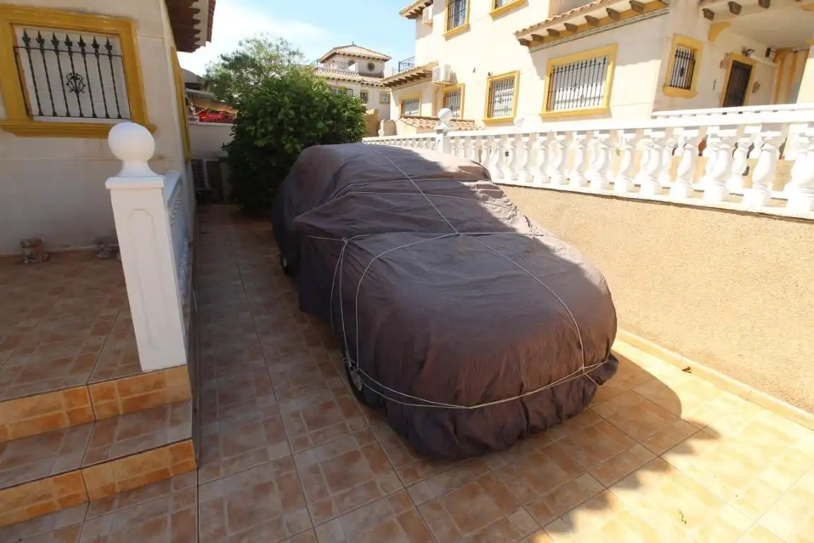 Aparcament de Casa adosada en venda en Orihuela amb Jardí privat, Terrassa i Moblat