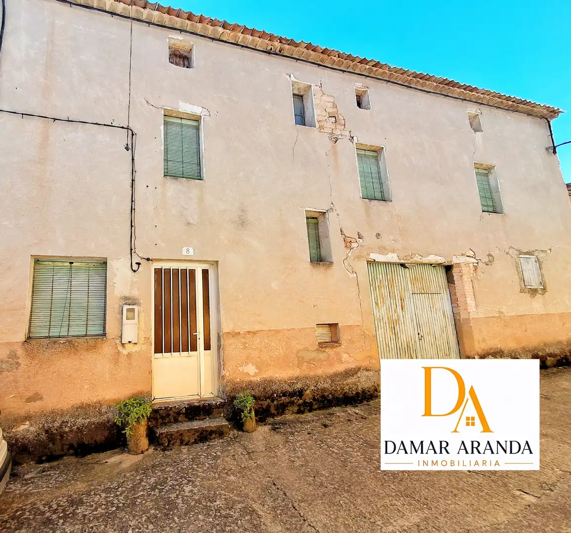 Vista exterior de Casa adosada en venda en La Vid y Barrios  amb Jardí privat i Moblat