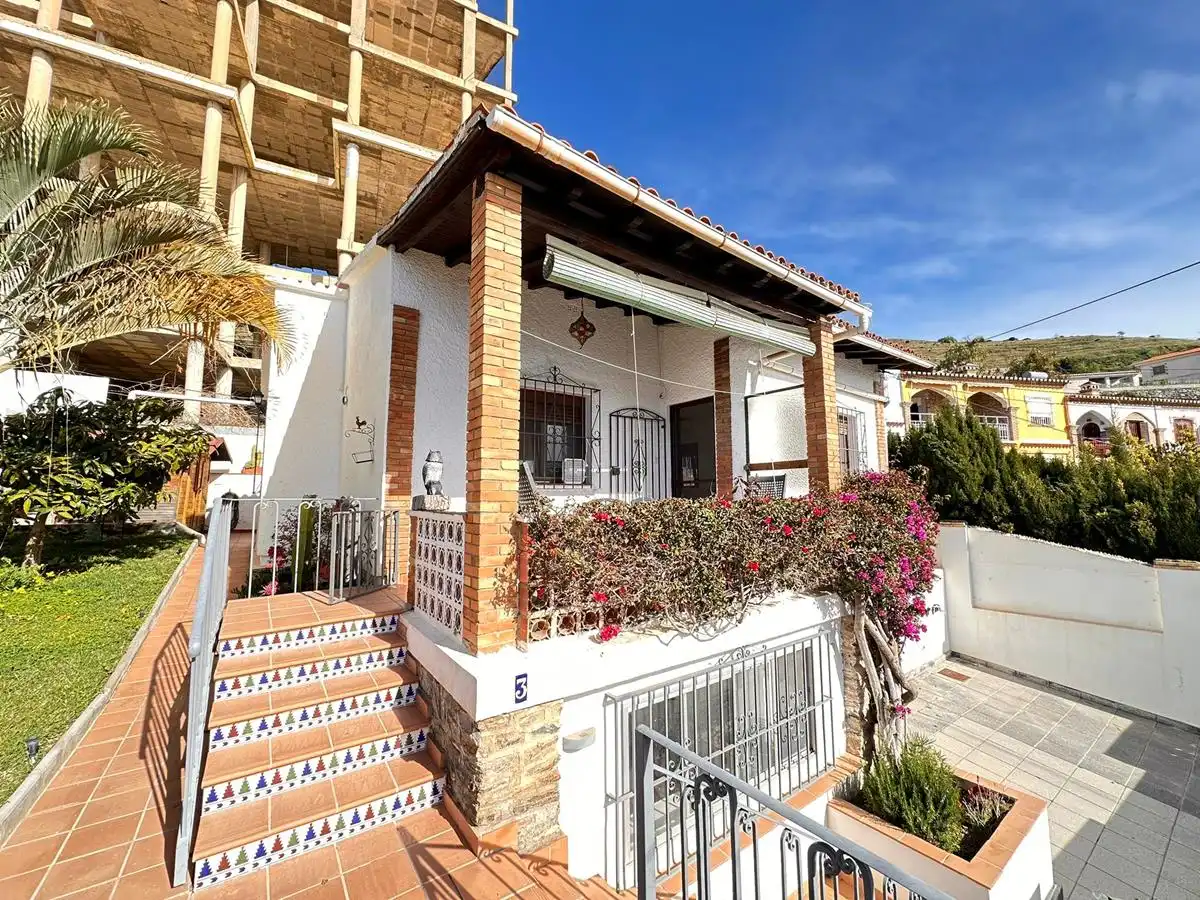 Vista exterior de Casa o chalet en venta en Almuñécar con Jardín privado, Terraza y Amueblado