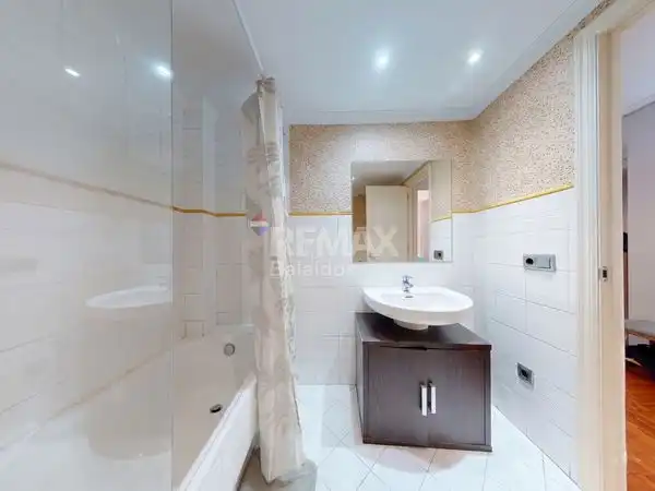 Bathroom of Flat for sale in Vigo   with Heating, Parquet flooring and Storage room