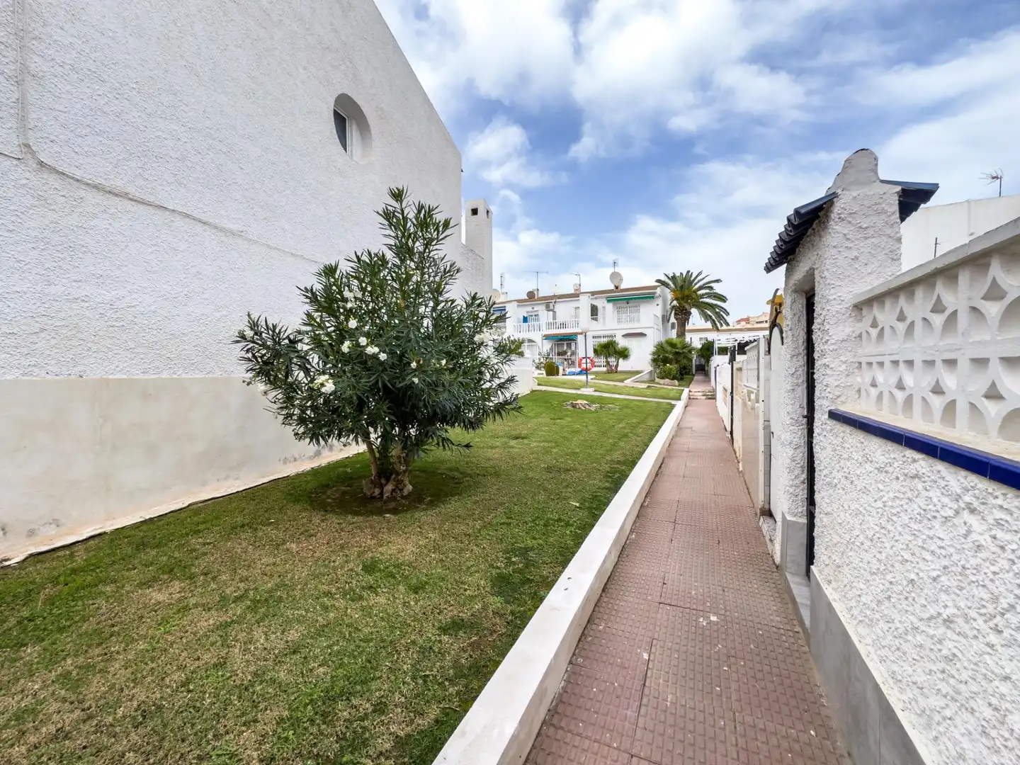 Jardí de Casa adosada en venda en Torrevieja amb Aire condicionat, Terrassa i Moblat